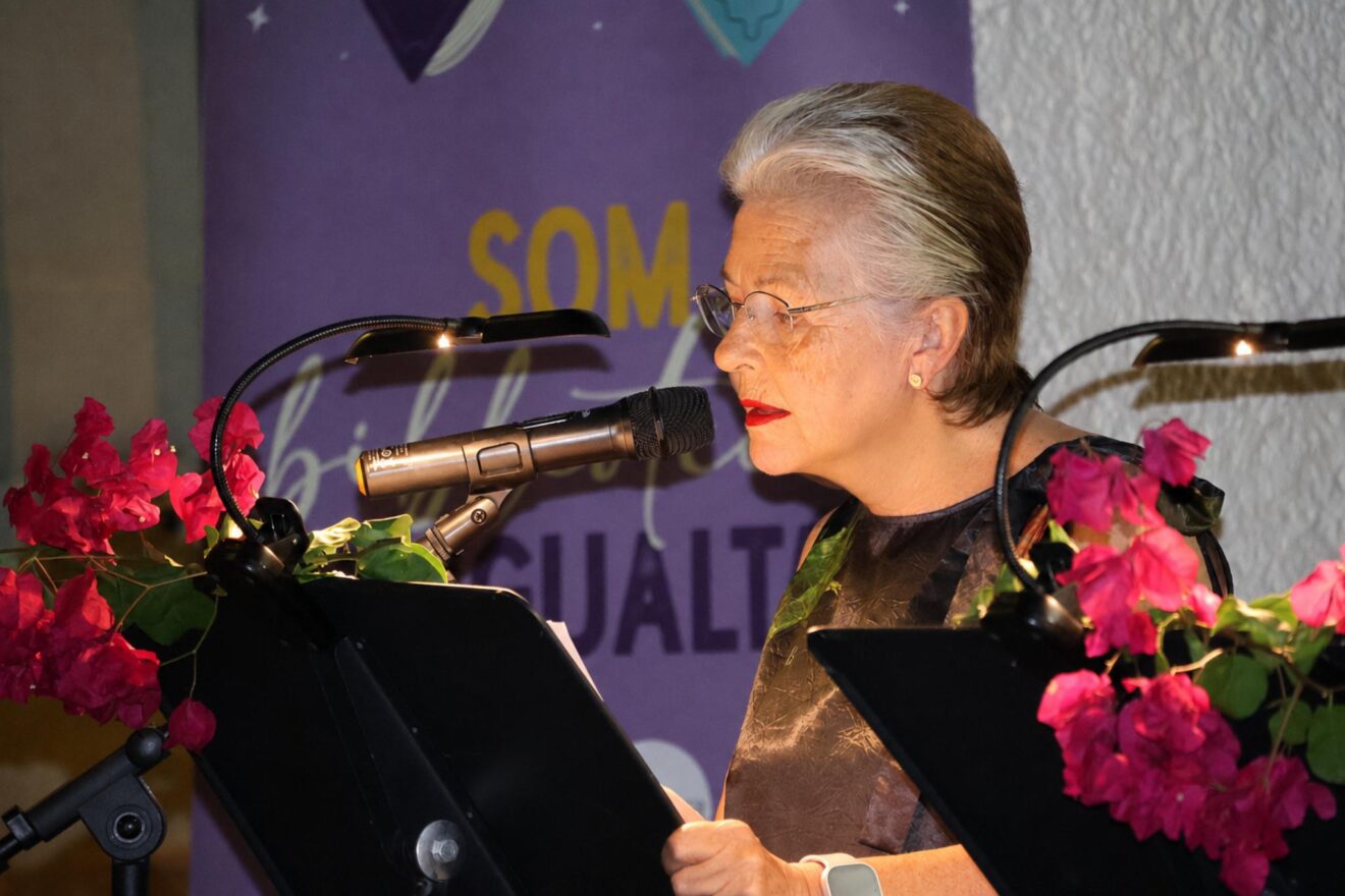 Lectura durante el homenaje literario a escritoras en Benitatxell
