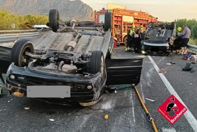 Imagen: Los dos turismos implicados quedaron volcados sobre la calzada tras la fuerte colisión en la AP-7, a la altura de Ondara