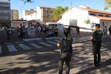 Protesta antitaurina frente a la plaza de toros de Ondara