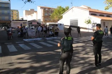 Protesta antitaurina frente a la plaza de toros de Ondara