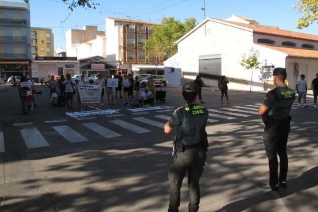 Manifestación antitaurina frente a la plaza de toros de Ondara con presencia de la Guardia Civil.