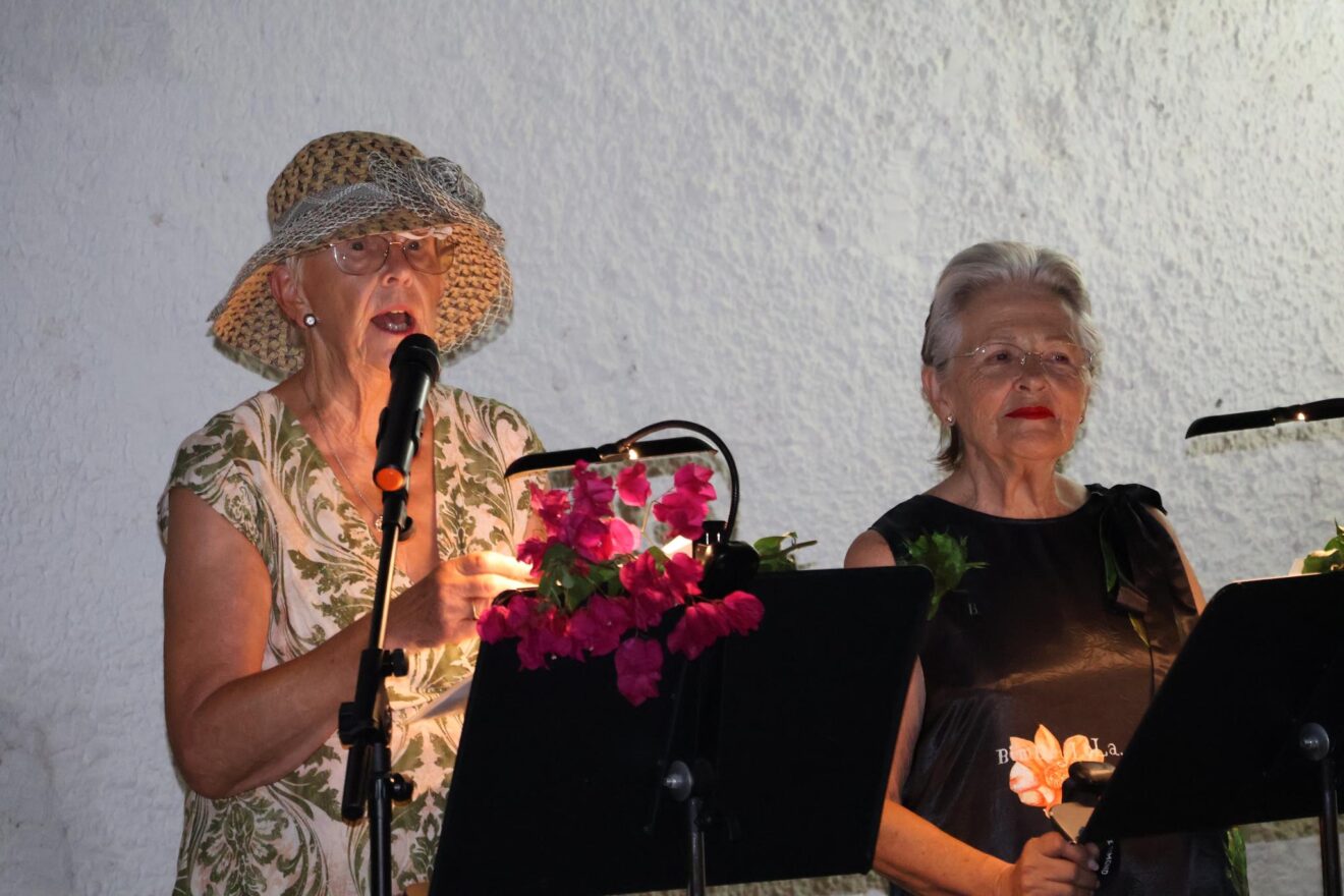 Lectura teatralizada de Margaret Hales en la velada literaria de Benitatxell