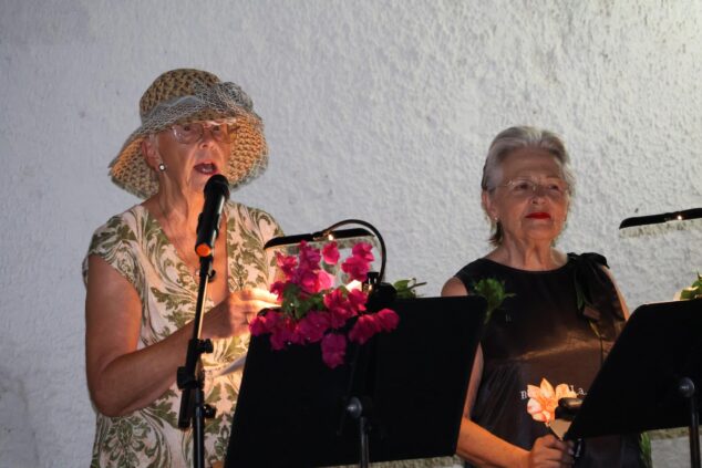 Imagen: Margaret Hales y otra participante leyendo durante la velada literaria nocturna.