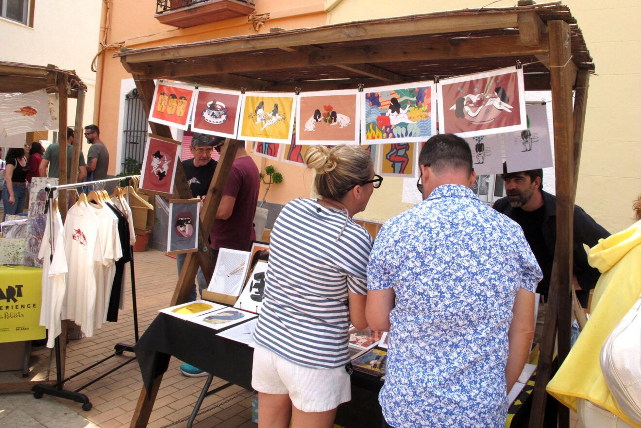 Puesto de arte en el Mercat d’Art de Els Poblets