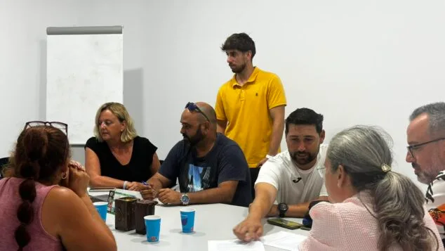 Acciona y los sindicatos ponen fin a la huelga de limpieza en Calp y alcanzan un acuerdo 3 Imagen: Reunión entre representantes de Acciona y sindicatos en Calp.