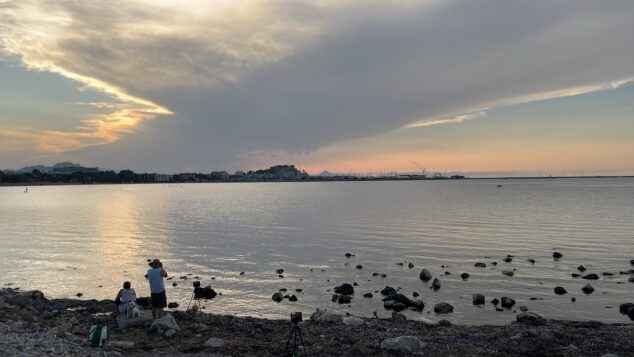 La Marina Alta en alerta: Emergencias activa el aviso amarillo por intensas lluvias 2 Imagen: Nubes en la playa de la Dénia