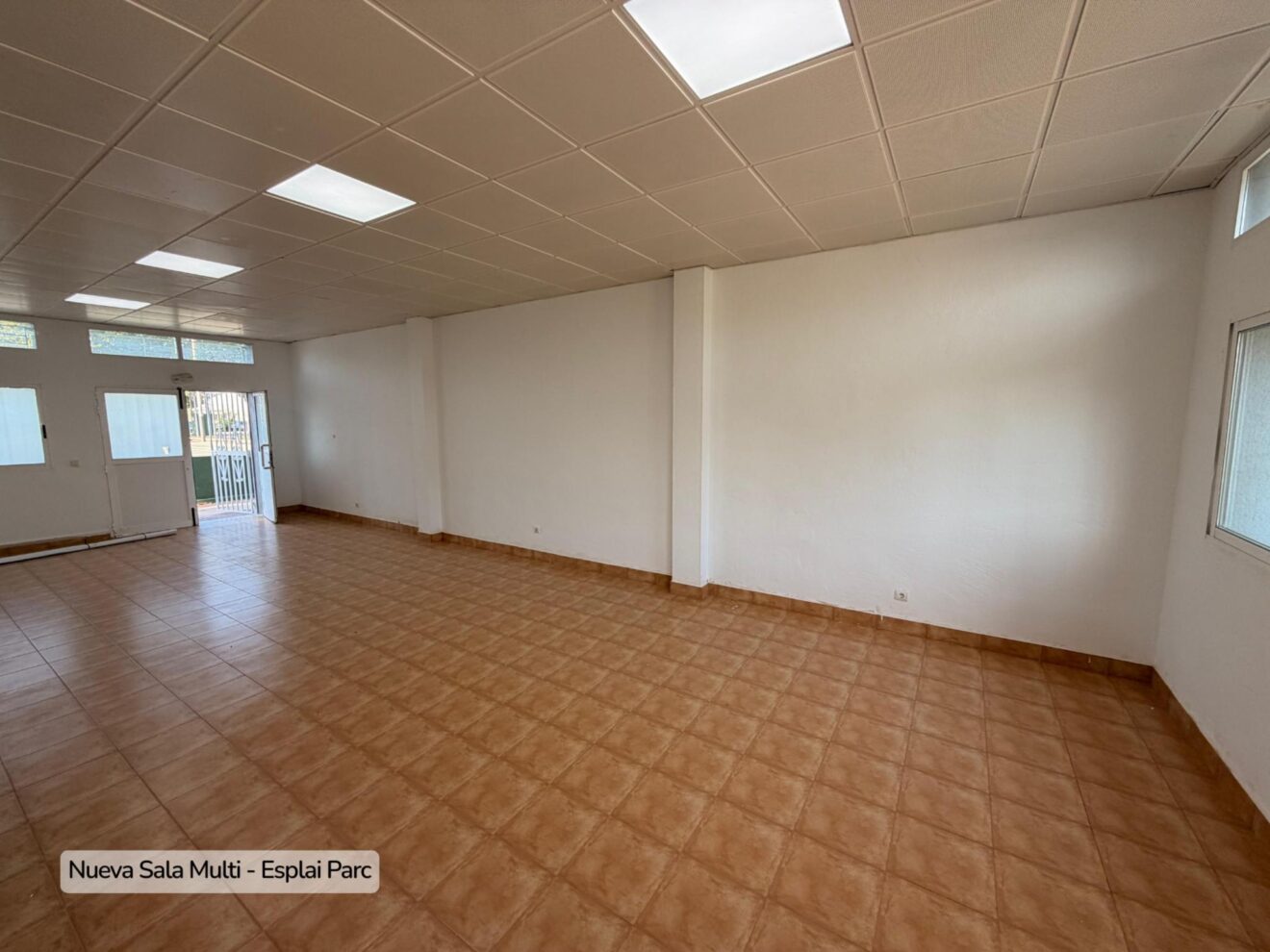 Interior de la nueva sala multiusos del Esplai Parc en Calp tras su renovación