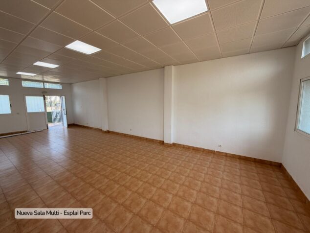 Calp aprovecha el verano para renovar las instalaciones deportivas antes de la nueva temporada 7 Interior de la nueva sala multiusos en el complejo deportivo Esplai Parc de Calp, con suelo de baldosas marrones y techo con iluminación empotrada.