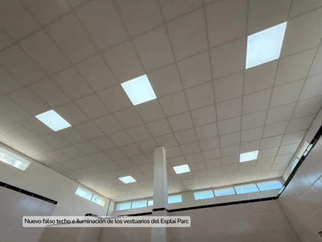 Calp maakt van de zomer gebruik om de sportfaciliteiten te renoveren voor het nieuwe seizoen. Nieuw verlaagd plafond met vierkante led-verlichtingspanelen in de kleedkamers van Esplai Parc de Calp.