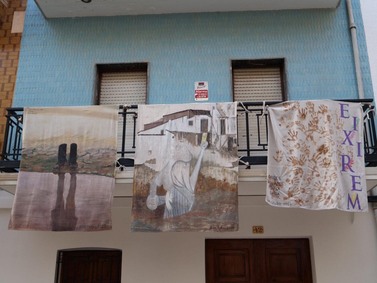 Obras de arte rescatadas de la DANA expuestas en un balcón de Benitatxell