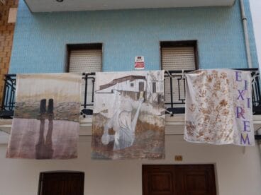 Obras de arte rescatadas de la DANA expuestas en un balcón de Benitatxell