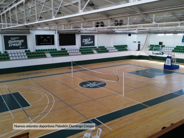 Calp aprovecha el verano para renovar las instalaciones deportivas antes de la nueva temporada 5 Imagen: Vista interior del Pabellón Municipal Domingo Crespo en Calp, mostrando la pista polideportiva y las gradas con nuevos asientos verdes y blancos.