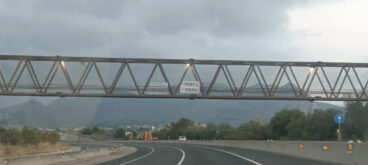 Protestas contra la tauromaquia en Ondara dentro y fuera de la plaza: un activista neerlandés irrumpe en la corrida del sábado 4 pancarta contra la tauromaquia en el puente entre ondara y el centro comercial