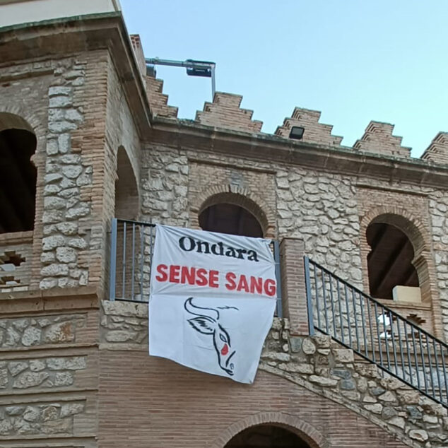 Imagen: Pancarta de Ondara sense crueltat animal en la plaza de toros de Ondara