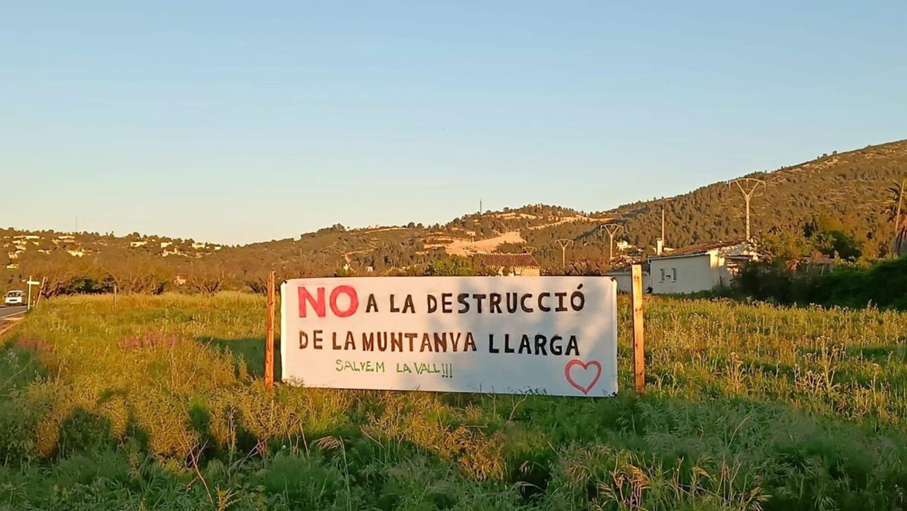 Pancarta de protesta contra el PAI en la Muntanya Llarga de Llíber