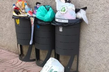 Papeleras desbordadas en Benitatxell