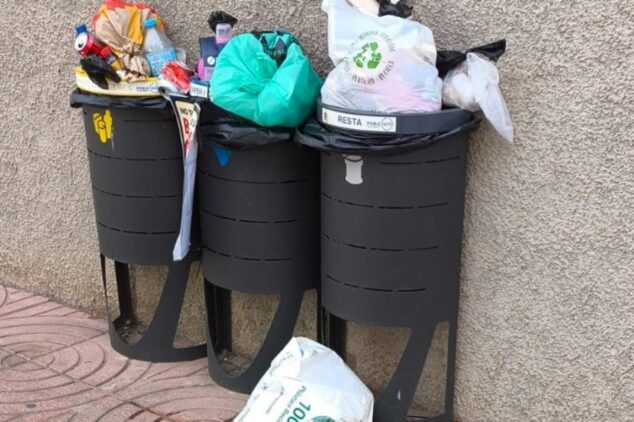 Imagen: Papeleras desbordadas y bolsas de basura en el suelo en Benitatxell.