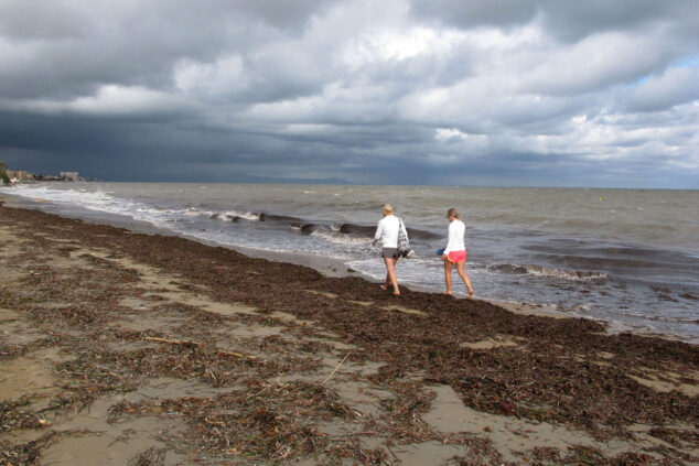 Imagen: Pareja paseando por la orilla tras una tormenta en Dénia (archivo)