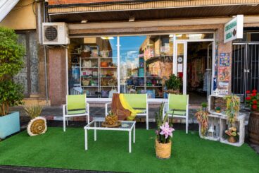Instalación de jardín urbano frente a un comercio local durante el PARK(ing) Ondara Experience