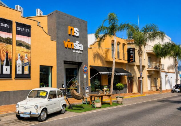 «Cambiemos los aparcamientos por jardines»: la iniciativa del comercio local de Ondara 7 Imagen: Exterior de la vinoteca ns vinslia en Ondara con una zona de aparcamiento convertida en un jardín con un coche Seat 600, césped artificial y mobiliario de terraza.