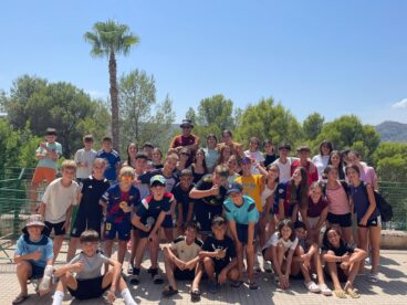 Foto de grupo de numerosos adolescentes y monitores al aire libre durante las actividades de juventud de Pedreguer.
