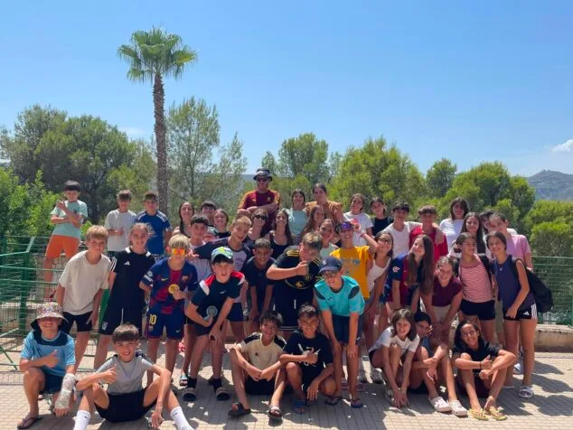 El Día de la Juventud en Pedreguer se celebra con aventura y deportes acuáticos en la naturaleza 1 Imagen: Foto de grupo de numerosos adolescentes y monitores al aire libre durante las actividades de juventud de Pedreguer.
