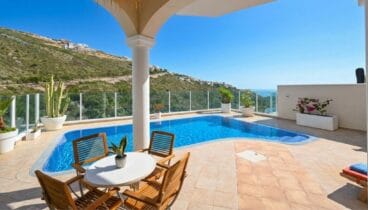 Piscina privada con espacio alrededor para tomar el sol