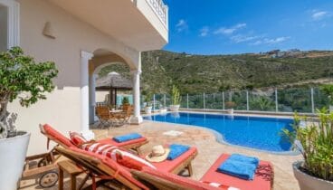 Piscina privada y amplias terrazas con vistas al mar y la montaña