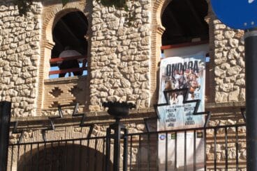 Fachada de la plaza de toros de Ondara con cartel taurino