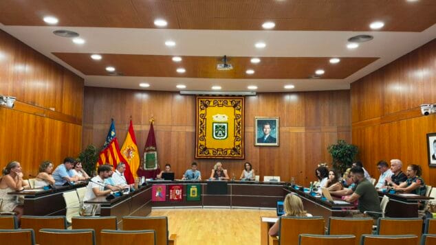 Calp da luz verde a la campaña Bono Consumo 2026 1 Imagen: Vista general del salón de plenos del Ayuntamiento de Calp durante la sesión de aprobación del Bono-Consumo.