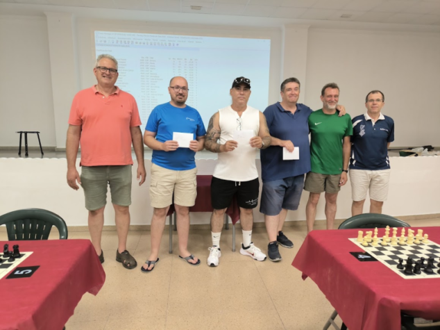 Fausto Castellá conquista el I Torneo de Ajedrez de las Fiestas de Gata de Gorgos 2 Imagen: Podium absoluto Torneo Ajedrez Gata de Gorgos