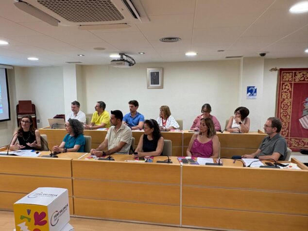 El compromiso de Pedreguer con la cooperación internacional llega a Venezuela 3 Imagen: Varias personas sentadas en una mesa larga durante una conferencia de prensa o reunión oficial.