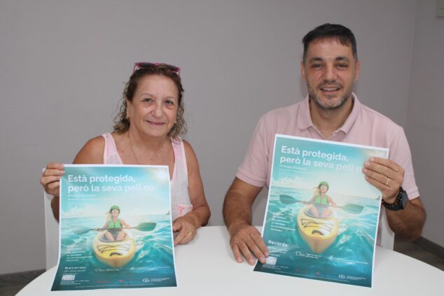 Ondara refuerza la concienciación solar con la 9ª Campaña de la AECC 1 Imagen: Mª Carmen Bisquert y José Ramiro sostienen el cartel de la campaña de prevención del cáncer de piel.