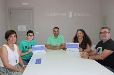 Presentación de nuevos trabajadores LABORA en el Ayuntamiento de Ondara con el alcalde y el concejal.