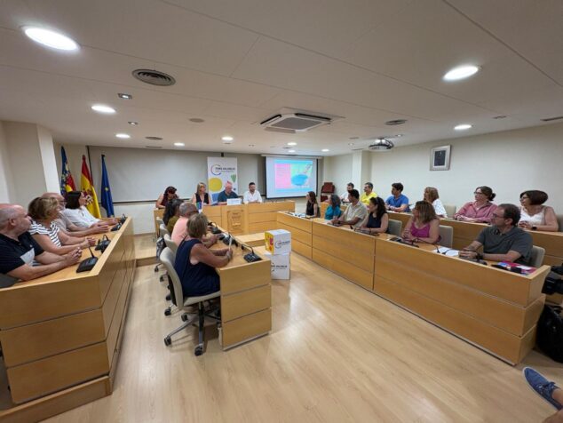 El compromiso de Pedreguer con la cooperación internacional llega a Venezuela 2 Imagen: Sala de reuniones con representantes del Fons Valencià per la Solidaritat, ayuntamientos y ONGs durante la presentación de ayuda a Venezuela.