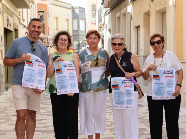Cultural epicenter: Benitatxell prepares for an August full of literature and art 1 Image: Five people hold posters for the II Literary Festival on a street in Benitatxell.