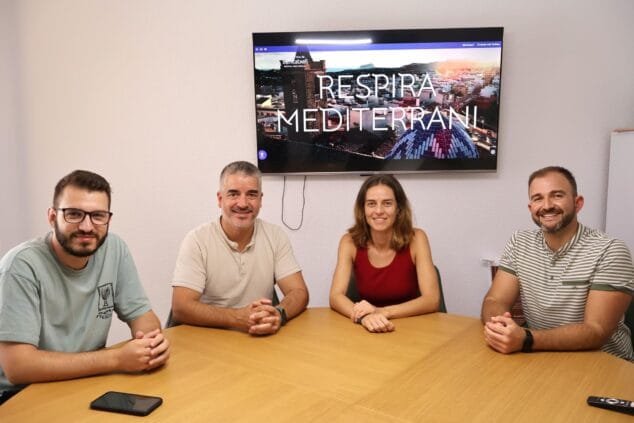 Benitatxell estrena una revolucionaria web turística interactiva y plenamente accesible 2 Imagen: Presentación de la nueva web turística de Benitatxell con los responsables municipales y la marca Respira Mediterrani en una pantalla de fondo.