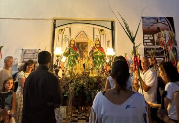 Pamis despide sus fiestas patronales a Sants de la Pedra con gran participación y convivencia 3 Procesión nocturna con las imágenes de los santos Abdón y Senén saliendo de la ermita de Pamis, rodeados de fieles.