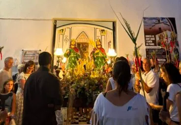 Pamis despide sus fiestas patronales a Sants de la Pedra con gran participación y convivencia 7 Procesión nocturna con las imágenes de los santos Abdón y Senén saliendo de la ermita de Pamis, rodeados de fieles.