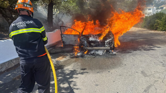 Imagen: Protección Civil de Benitatxell en la extinción del incendio del vehículo