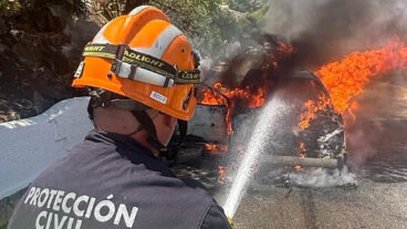 Protección Civil de Benitatxell en la extinción del incendio del vehículo