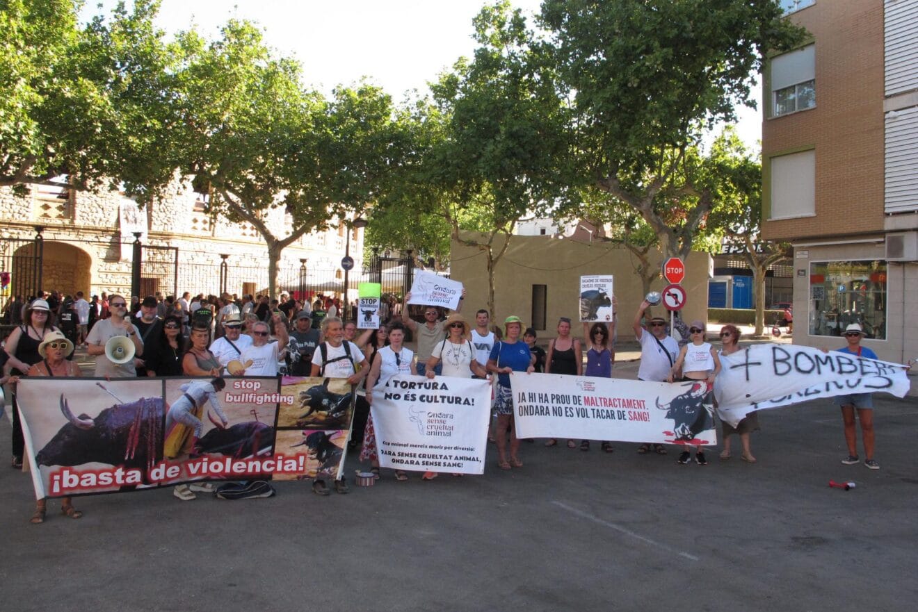 Concentración contra la tauromaquia frente a la plaza de toros de Ondara