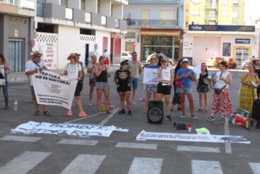 Ciudadanos se manifiestan contra la tauromaquia en Ondara