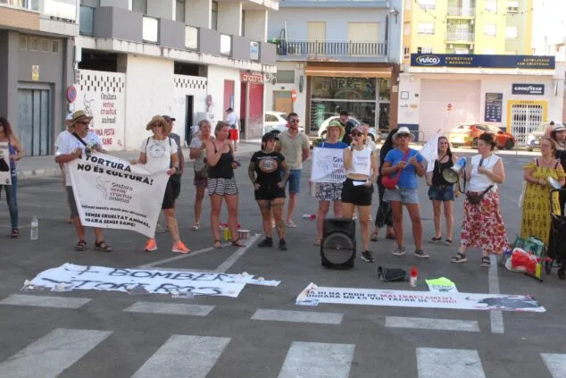 Manifestantes con pancartas contra el maltrato animal y la tauromaquia durante una concentración en Ondara.