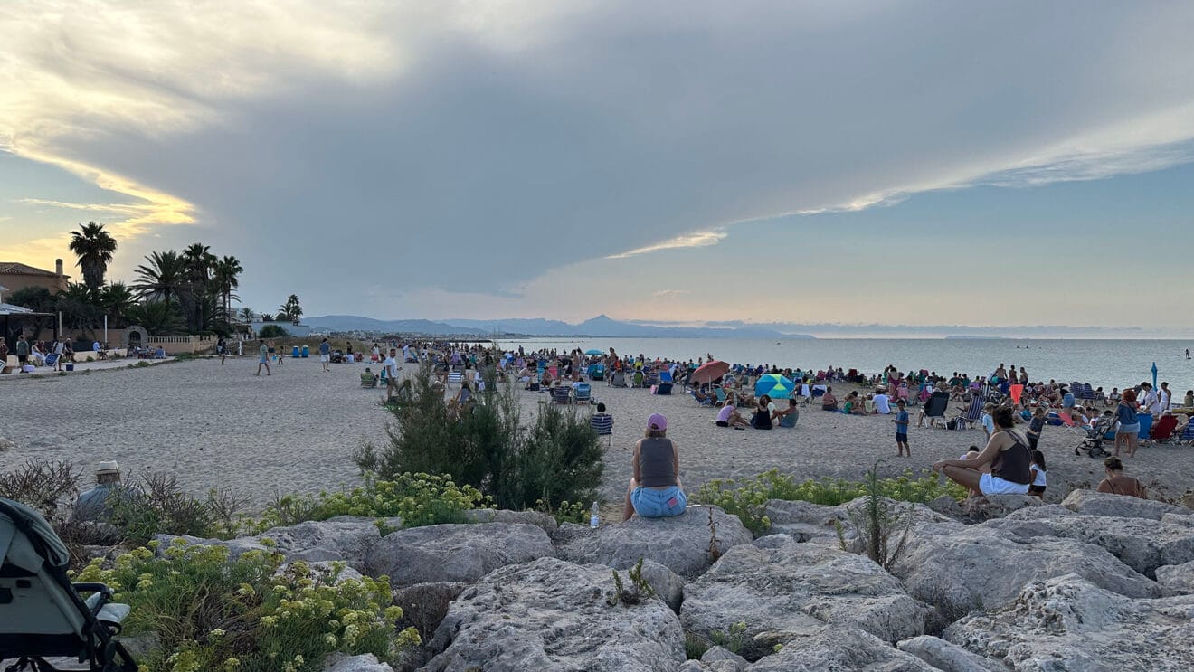 Público del eclipse ante la nube en la Marina Alta
