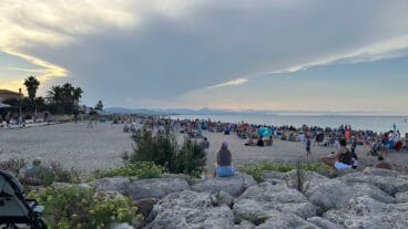 Público del eclipse ante la nube en la Marina Alta