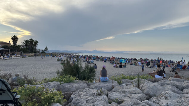 De la decepción a la alegría: así se vivió el eclipse en la Marina Alta con una última sorpresa del cielo 2 Imagen: Público del eclipse ante la nube en la Marina Alta