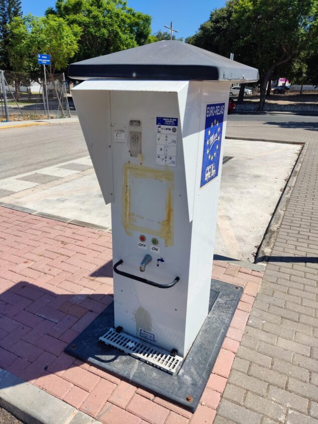 Compromís per Pego exige regular el área de autocaravanas y denuncia su abandono 3 Imagen: Instalación de suministro de agua y electricidad 'EURO-RELAIS' en un área de autocaravanas.