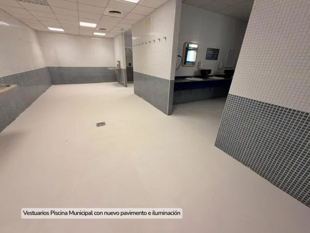 Calp maakt van de zomer gebruik om de sportfaciliteiten te renoveren voor het nieuwe seizoen. Afbeelding: Interieur van de kleedkamers van het gemeentelijke zwembad van Calp, met de nieuwe lichte vloer en de wit-blauwe tegelwanden na de renovatie.