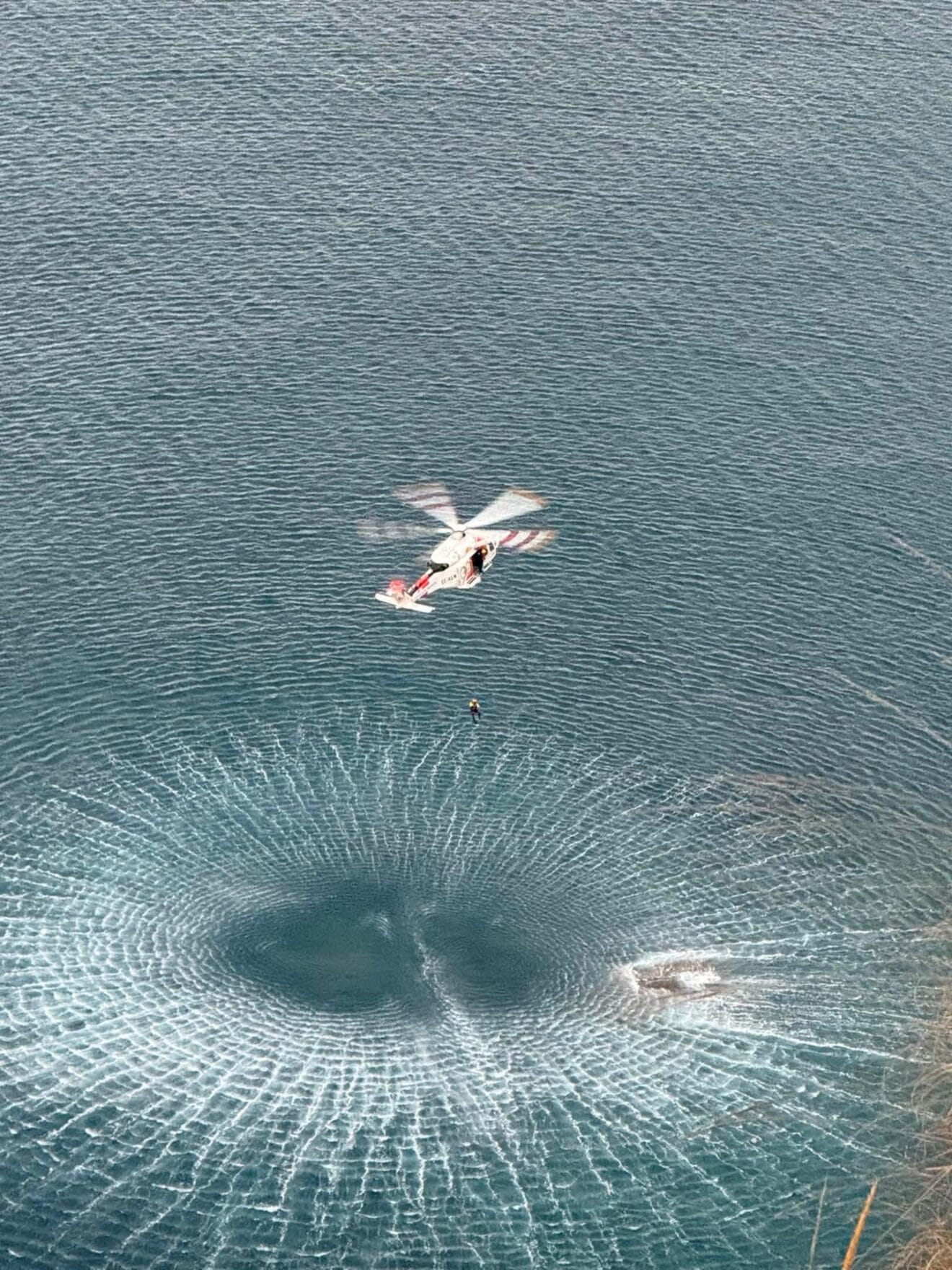 Helicóptero de Salvamento Marítimo durante el rescate en Cala Moraig